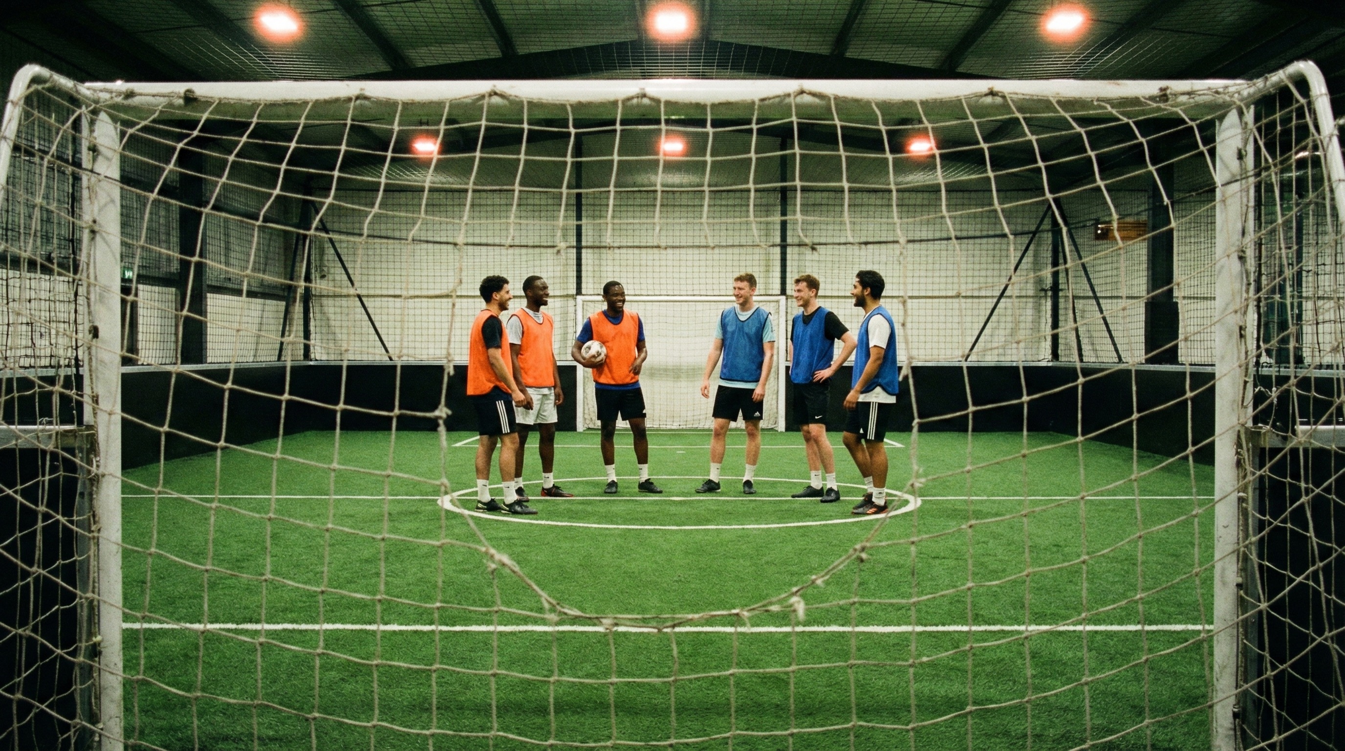 Joueurs qui célèbrent un but au foot à 5